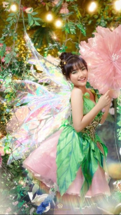 Fuji did a photoshoot ala Tinkerbell. Her appearance was praised for resembling a real Tinkerbell due to her petite and beautiful body.