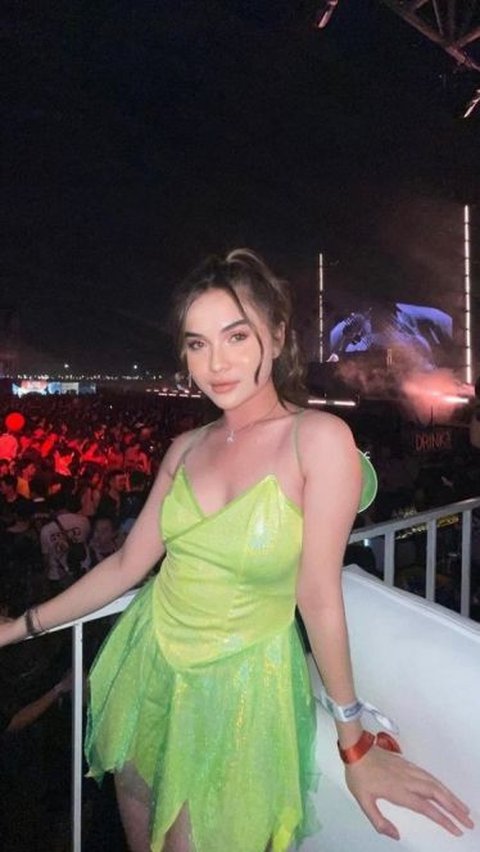 Elina Joerg looks beautiful and sexy during the Halloween celebration in 2023. She appears in a green mini dress complete with tiny wings.