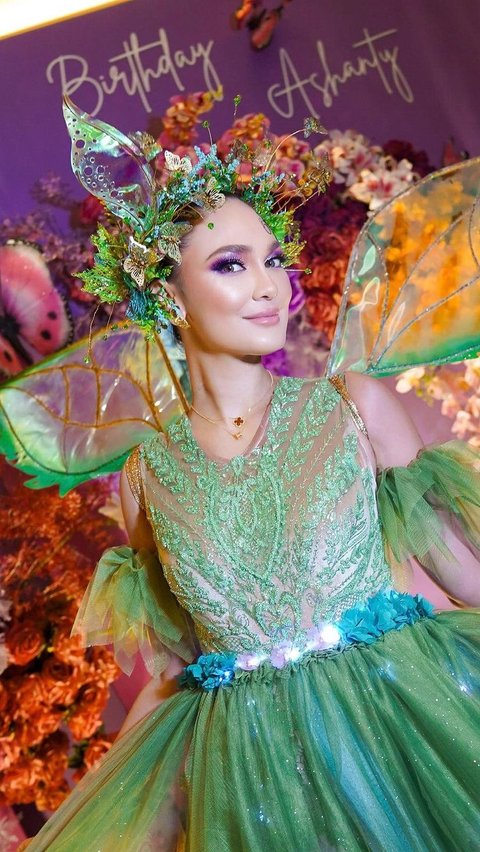 Luna Maya cosplay sebagai Tinkerbell saat menghadiri pesta ulangtahun Ashanty. Penampilannya sangat cantik dengan dress, mahkota, dan sayap hijau berkilauan.