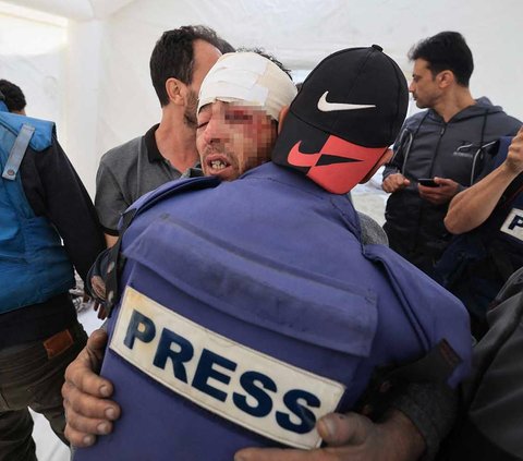 FOTO: Duka di Gaza Berlanjut, Tangis Jurnalis Palestina Pecah Saat Dua Anaknya Tewas Dibombardir Israel