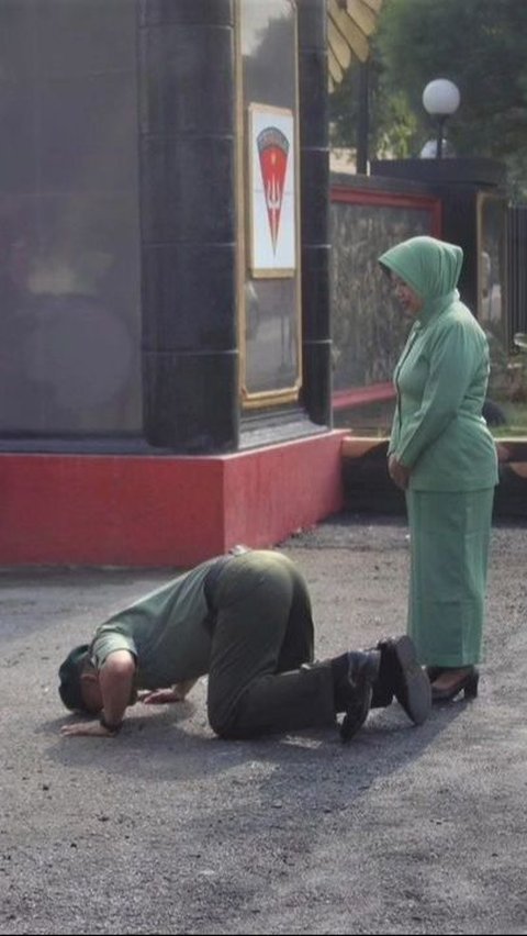 'Bapak Kostrad Sejati' Sujud Syukur Depan Gerbang Satuan Bikin Sang Komandan Terharu