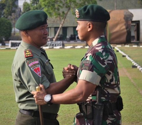 'Bapak Kostrad Sejati' Sujud Syukur Depan Gerbang Satuan Bikin Sang Komandan Terharu