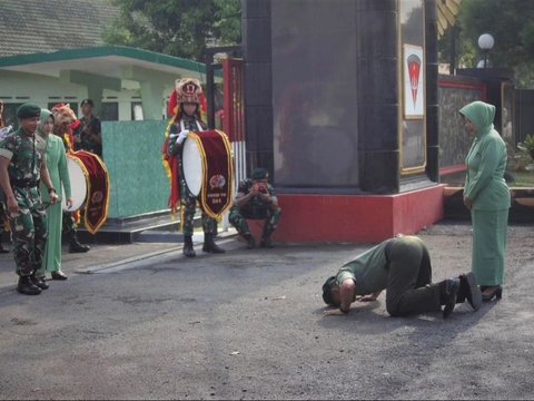 'Bapak Kostrad Sejati' Sujud Syukur Depan Gerbang Satuan Bikin Sang Komandan Terharu