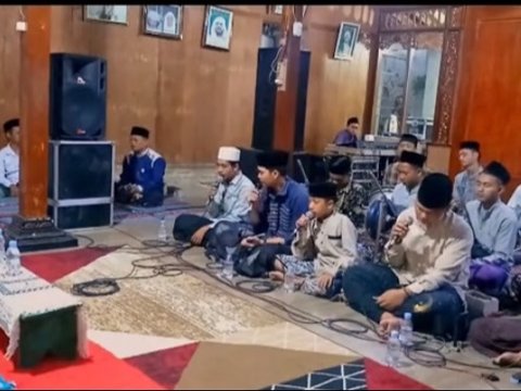 Viral Video Para Vokalis Sholawat Kesetrum Mic, Warganet: Kompak Banget