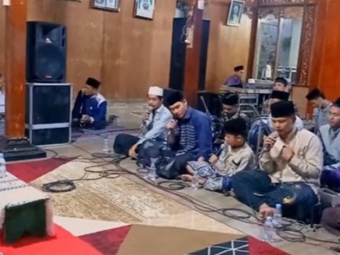 Viral Video Para Vokalis Sholawat Kesetrum Mic, Warganet: Kompak Banget