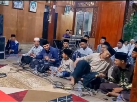 Viral Video Para Vokalis Sholawat Kesetrum Mic, Warganet: Kompak Banget