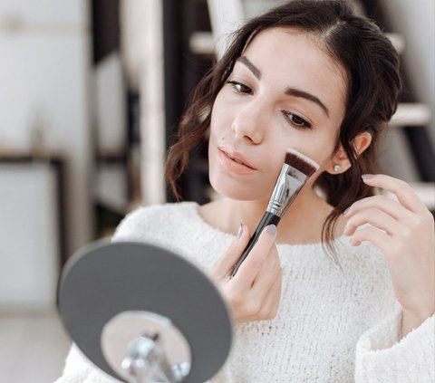 4 Langkah Buat Makeup Dewy Look Lebih Tahan Lama Seharian
