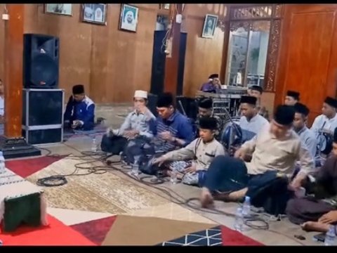Viral Video Para Vokalis Sholawat Kesetrum Mic, Warganet: Kompak Banget