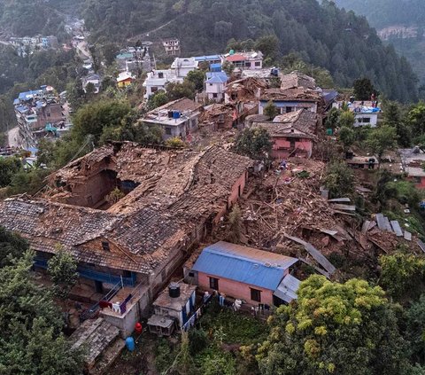 Gempa berkekuatan 5,6 magnitudo mengguncang Distrik Jajarkot, wilayah terpencil di sebelah barat Nepal, pada 3 November 2023. Akibatnya, rumah-rumah hancur dan sebanyak 157 orang tewas.