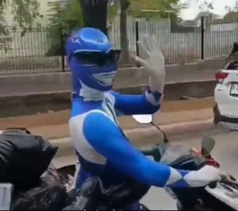 Viral Aksi Pengantar Paket Pakai Kostum Power Rangers, Unik Curi Perhatian