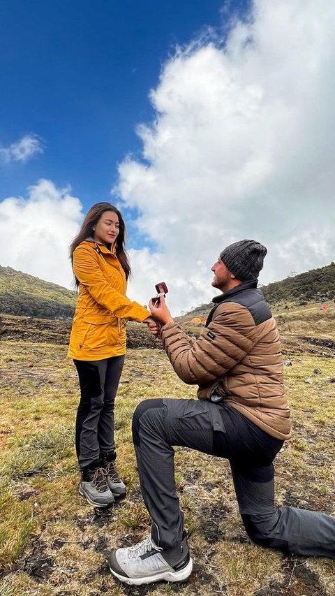 Foto-foto Nathalie Holscher Dilamar Kekasih Bulenya di Gunung Gede, Romantis Abis!