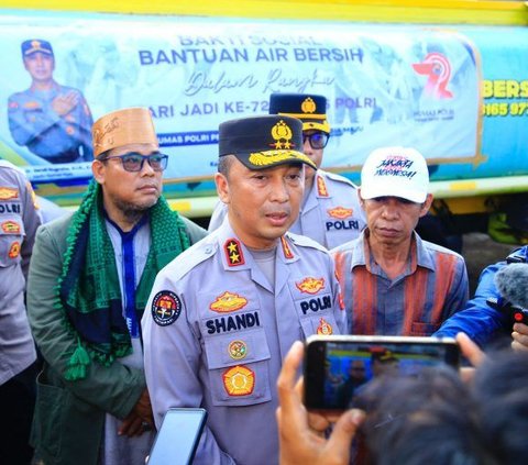 Anggota Brimob Jangan Coba-coba Pose Seperti Ini di Tahun Politik, Hanya Dua Gaya yang Diperbolehkan