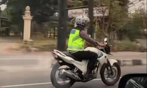 Momen Polisi 'Ngebut' Hendak Tilang Pemotor Melanggar Lalu Lintas, Endingnya Tak Terduga