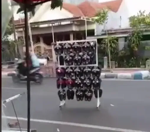 Moment of a Sandal Trader's Sandal Rack Crossing the Road, Netizens: Bought by the Wind