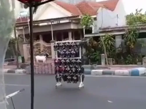 Moment of a Sandal Trader's Sandal Rack Crossing the Road, Netizens: Bought by the Wind