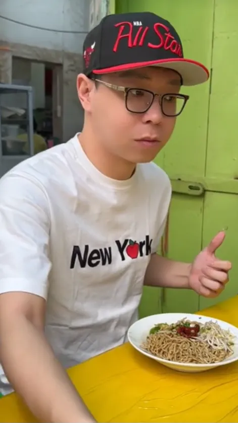 Relaxed Appearance while Eating by the Roadside, Dr. Richard Lee Harvests Controversy