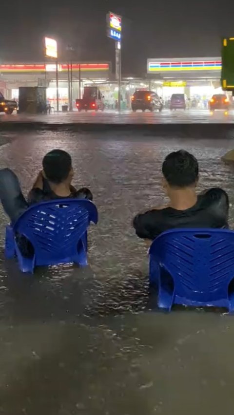 Niat Ikut Tren Sedih Sambil Melamun, Dua Pria Ini Nyaris Tersambar Petir