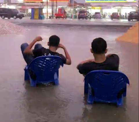 Niat Ikut Tren Sedih Sambil Melamun, Dua Pria Ini Nyaris Tersambar Petir