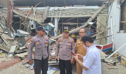 Kapolsek Bantur AKP Hari Eko Utomo mengatakan, bagian bangunan yang runtuh yakni teras gerai Indomaret.<br>