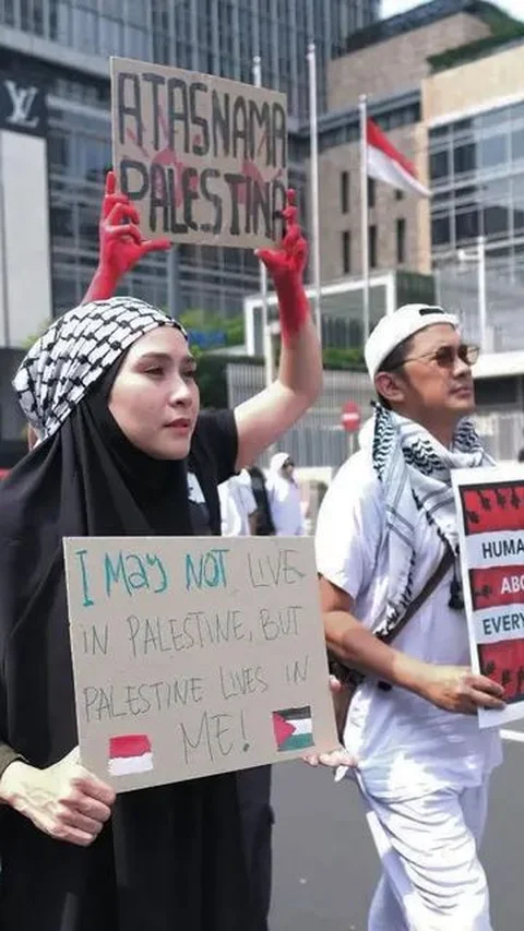 1. Bring flags to support Palestine, Zaskia Mecca and Hanung Bramantyo invite their children to join the Palestine solidarity action at Monas.