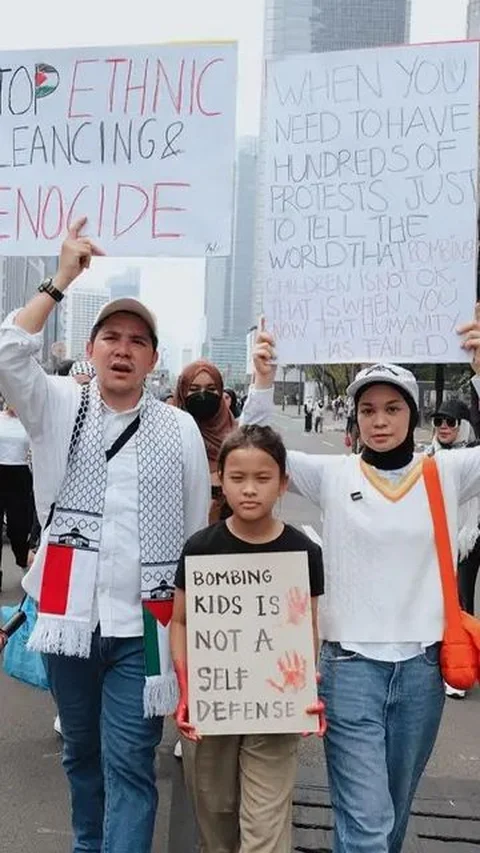 2. Selain serukan Palestina di media sosial, Tantri Namirah dan Haykal Kamil juga turut serta dalam aksi di Monas.