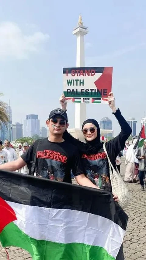 3. Kompak dengan baju tulisan 'Freedom Palestine', Isel Fricella dan Miqdad Addausy beri dukungan untuk Palestina di Monas.