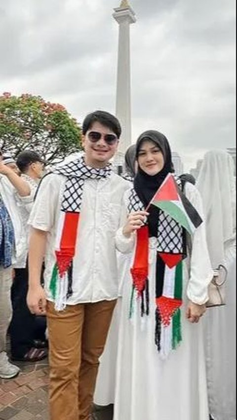 4. Alvin Faiz dan Henny Rahman gabung aksi bela Palestina di Monas bersama masyarakat Indonesia lain.