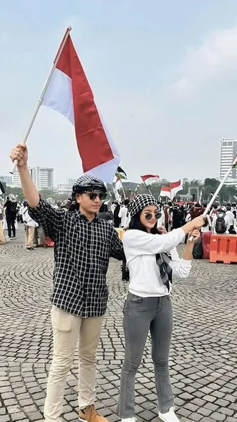 5. Attend the Palestine solidarity action, Rendi Jhon and Glenca Chysara include the hashtag #SavePalestine in their Instagram post.