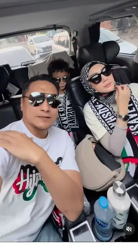 6. Arie Untung dan Fenita Arie ikut dalam aksi solidaritas untuk Palestina di Monas. Mereka dan anak-anaknya turut serta memakai atribut aksi bela Palestina.