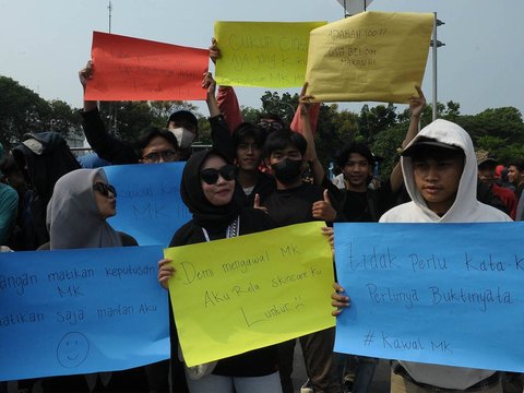 FOTO: Massa Pro Putusan MK Gelar Aksi di Patung Kuda Jelang Sidang MKMK