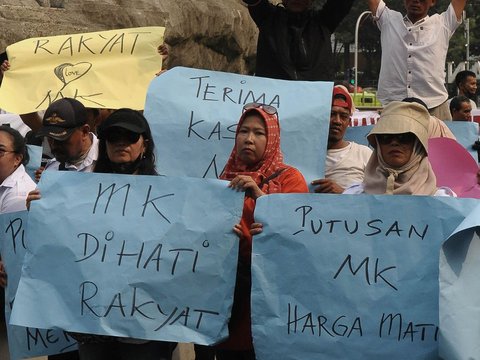 FOTO: Massa Pro Putusan MK Gelar Aksi di Patung Kuda Jelang Sidang MKMK