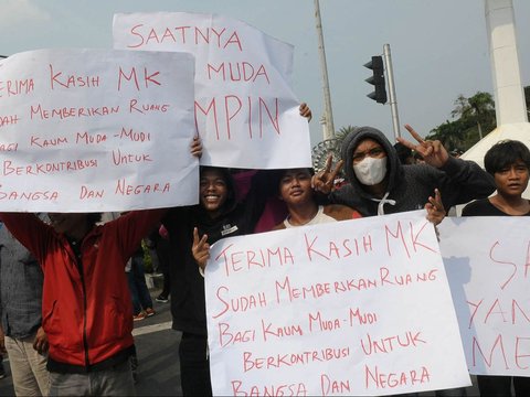 FOTO: Massa Pro Putusan MK Gelar Aksi di Patung Kuda Jelang Sidang MKMK