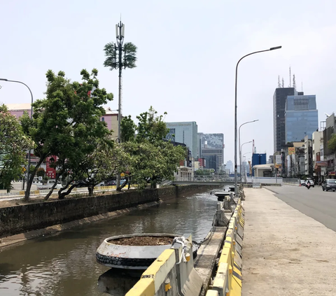 Kini, kondisi sekitar sungai terbilang sepi, meski tampak beberapa warga yang turun ke sungai.<br>