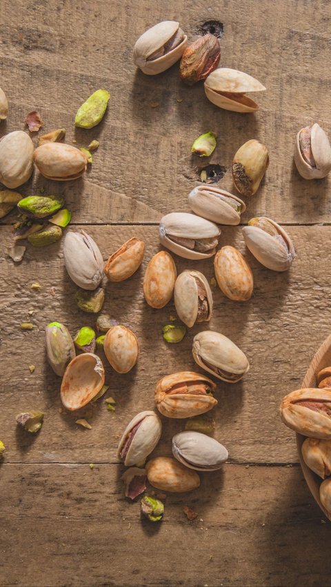 Jika Anda adalah pecinta kuliner, Anda pasti pernah mendengar tentang kacang pistachio. Namun meski disebut kacang, pistachio sebenarnya adalah biji dari pohon Pistacia vera. Pistachio biasanya tumbuh di daerah Iran, Turkmenistan, dan Azerbaijan Barat. Pistachio memiliki cita rasa yang gurih nan lezat. Selain itu, pistachio juga kaya akan manfaat kesehatan!