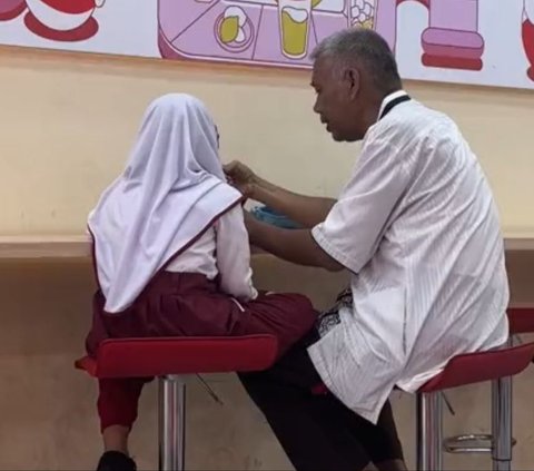 Momen Manis Ayah Temani Putrinya Makan Es Krim Bikin Terharu