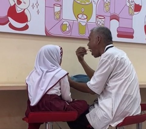 Momen Manis Ayah Temani Putrinya Makan Es Krim Bikin Terharu