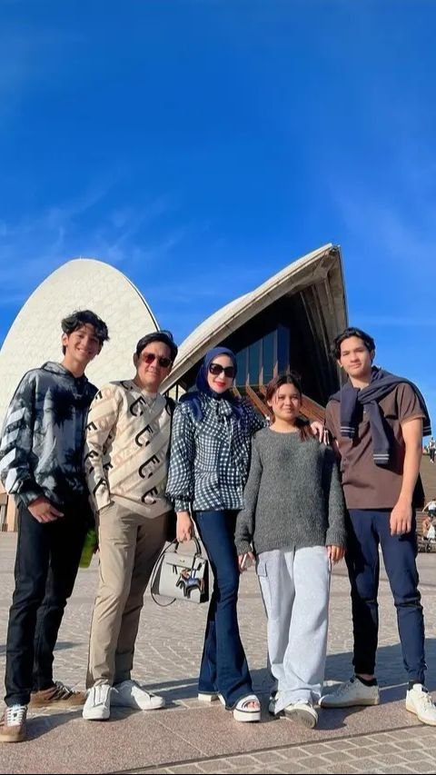 Andre Taulany dan Keluarga Liburan ke Australia, Netizen Kepincut Sama Kenzy