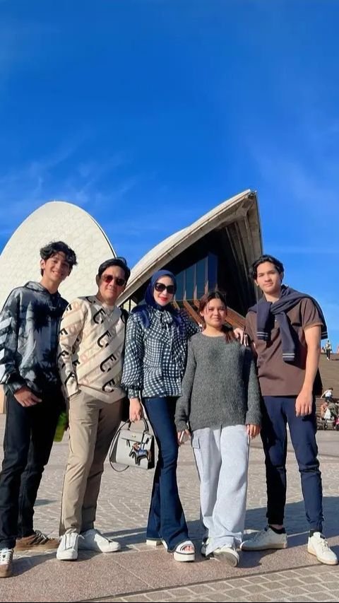 Andre Taulany dan Keluarga Liburan ke Australia, Netizen Kepincut Sama Kenzy