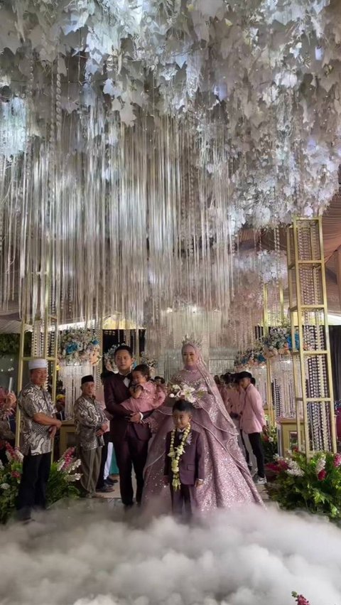 Kelewat Mewah, Khitanan Bocah di Garut Ini bak Resepsi Pernikahan, Orangtua Pakai Baju Pengantin