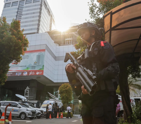 Sejumlah personil kepolisian Brimob bersenjata lengkap melakukan pengamanan ketat di sekitaran Gedung Mahkamah Konstitusi (MK) di Jakarta, Selasa (7/11/2023).