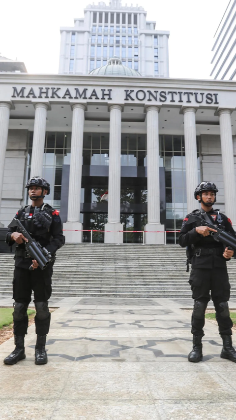 Pengamanan dari Polda Metro Jaya ini menerjunkan 2.000 personil Brimob berjaga di depan MK.