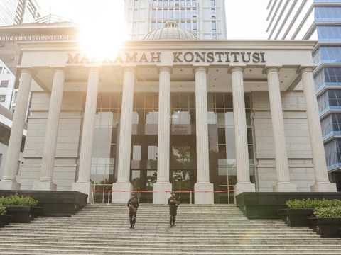 FOTO: Jelang Putusan Kode Etik 9 Hakim MK, Pasukan Brimob Bersenjata Gas Air Mata Jaga Ketat Gedung Mahkamah Konstitusi