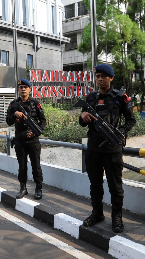 Pasukan Brimob yang dikerahkan di depan Gedung MK tersebut terlihat dibekali senjata gas air mata.