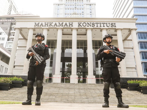 FOTO: Jelang Putusan Kode Etik 9 Hakim MK, Pasukan Brimob Bersenjata Gas Air Mata Jaga Ketat Gedung Mahkamah Konstitusi