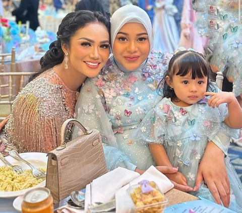 Potret Lucu Ameena Pakai Dress di Pesta Ultah Ashanty, Penampilannya Bak Princess