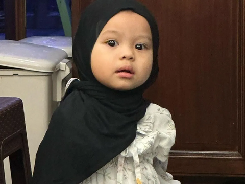 Potret Lucu Ameena Pakai Dress di Pesta Ultah Ashanty, Penampilannya Bak Princess