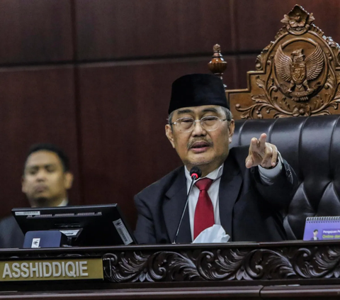 Ketua Majelis Kehormatan Mahkamah Konstitusi, Jimly Asshiddique saat mengumumkan keputusan pelanggaran kode etik terhadap Ketua MK Anwar Usman dan Hakim Konstitusi lainnya di Gedung Mahkamah Konstitusi, Jakarta Selasa(7/11/2023).