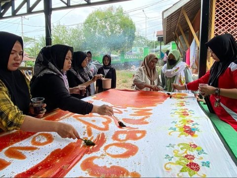 Tingkatkan Kualitas SDM, Disperindagkop-UKM Kabupaten Paser Latih 40 Warga Membuat Batik
