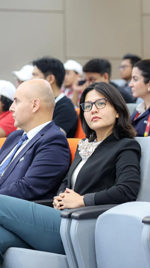 Wakil ketua umum PSSI, Ratu Tisha tampak duduk di samping Direktur Kompetisi Usia Muda FIFA, Roberto Grassi  saat menghadiri acara tersebut.