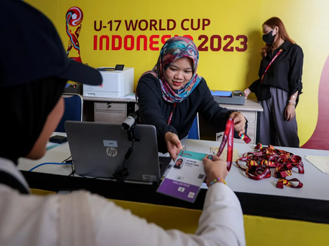 FOTO: Jurnalis Mulai Padati Tempat Pengambilan Kartu Akreditasi untuk Piala Dunia U-17 2023